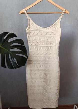 Платье бежевого цвета