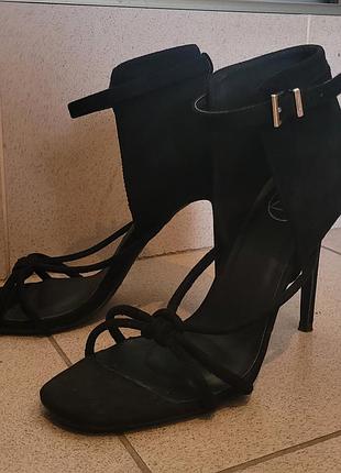 Стильні фірмові босоніжки