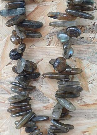 Шикарное колье из лабрадора на серебряной ступенке