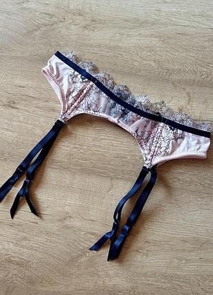 Пояс до панчіх