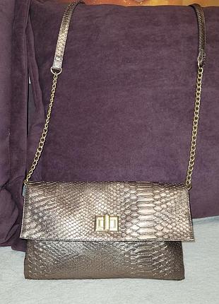 Роскошная сумочка-клатч под змею на цепочках.