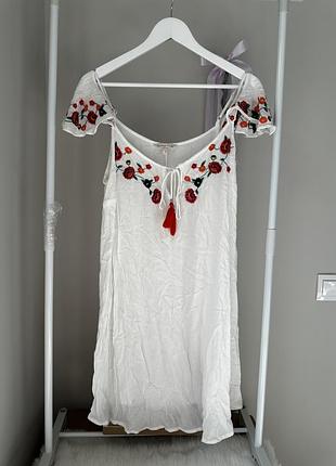 Натуральна сукня з вишивкою плаття можна на пляж