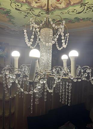 Старая хрустальная люстра