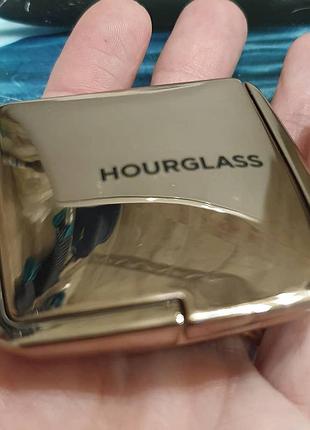 Гарний пудра для обличчя від бренду hourglass,міні