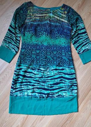 Яркое платье с бантом на спинке