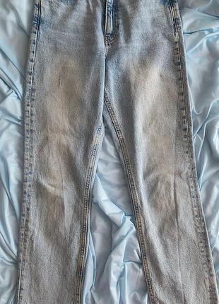 Джинсы с небольшим клешем