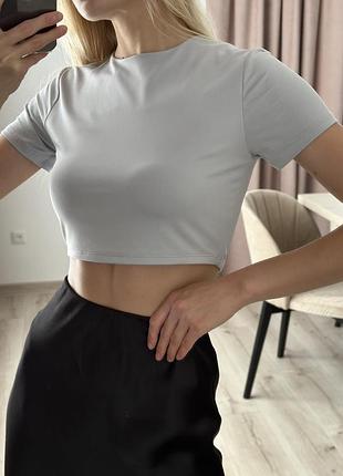 Серая облегающая кроп-футболка