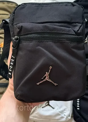 Сумка через плечо jordan с монограммным ремешком в 3-х цветах(черный, белый, хаки).
