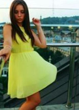 Платье желтое яркого цвета