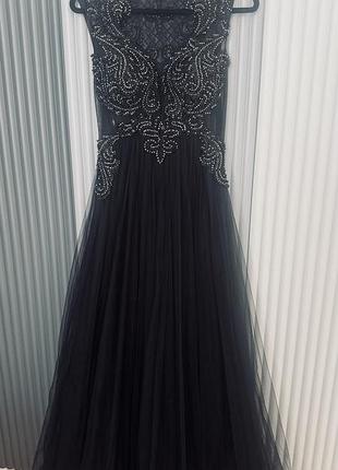 Чорна вечірня сукня з розкішною вишивкою  та фатином