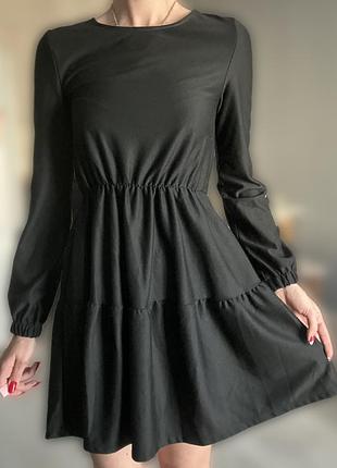 Коротка чорна сукня