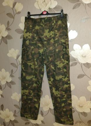 Брюки защитного цвета .