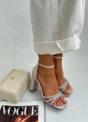 Босоніжки з камінцями/стійкий каблук/гарна якість