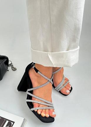 Босоніжки жіночі з камінцями елегантні та додають шарму