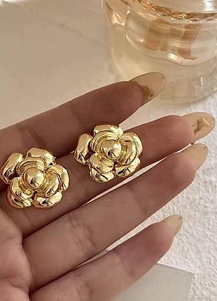 Сережки золоті камелія в стилі chanel
