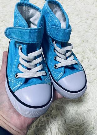 Високі блакитні кеди
