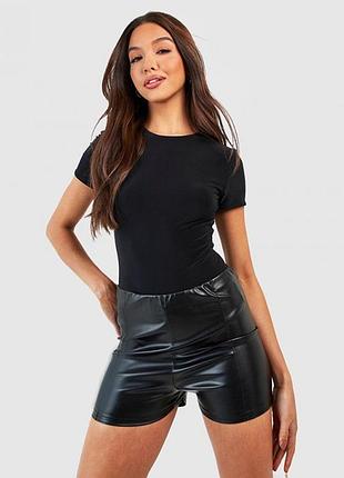 Черные мини шорты эко кожа козам уровня boohoo