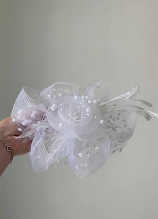 Шляпа фасинатор fascinator белая с перьями и сеткой винтажная