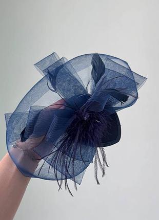 Шляпа фасинатор синий fascinator с перьями, сеткой