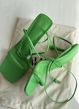 Зеленые кожаные босоножки zara кожа