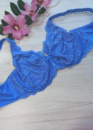 Мягкий бюстгальтер на косточках декорирован кружевом от американского бренда размер 80f