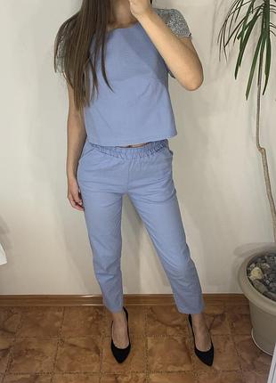 Жіночий блакитний костюм футболка з мереживом та штани