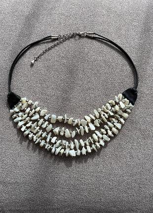 Колье из натуральных ракушек на кожаном шнуре ожерелье кулон