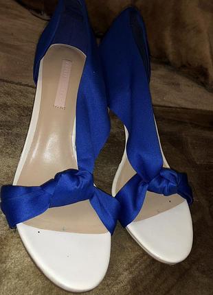 Розкішні відкриті туфлі босоніжки