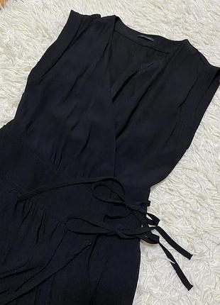 Чорна сукня на запах