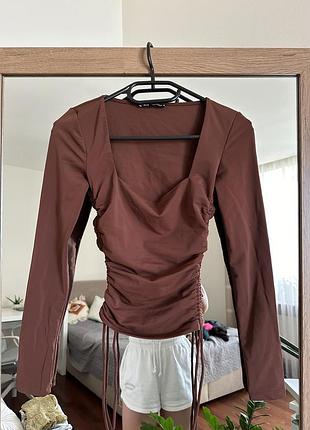 Стильний коричневий лонгслів zara, розмір s