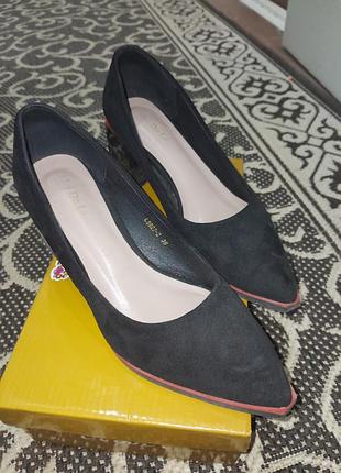 Туфлі жіночі,замш,дуже стійкий каблук.