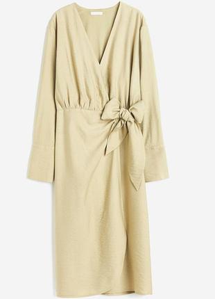 Стильное фисташковое платье на запах