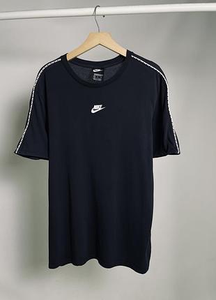 Nike розмір м як нова!!! оригінальна чорна футболка з лампасами