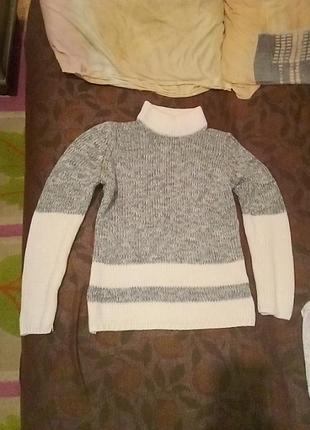 Свитер серо белый