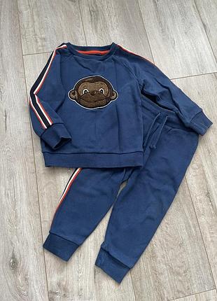 Фірмовий костюм