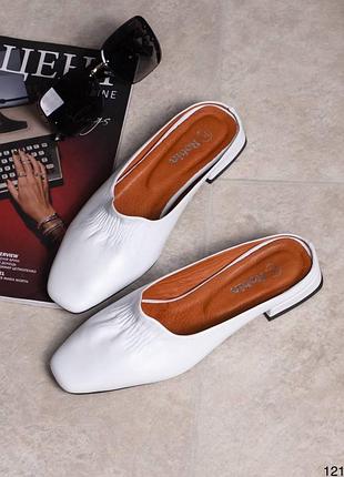 Білі сабо з мʼякої шкіри