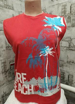 Красная футболка безрукавка