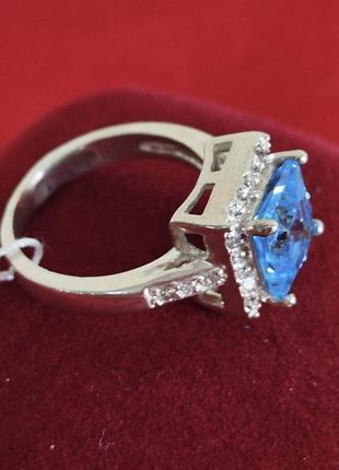 Срібний перстень з блакитним цирконієм.