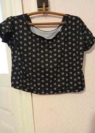 Топ з принтом.гарно виглядає.