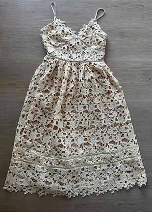 Шикарна мереживна сукня дзвіночок