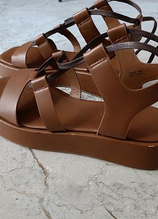 Босоножки со шнурками. 38р.