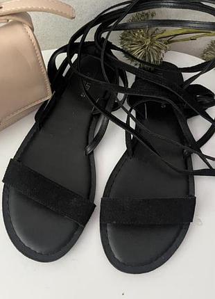 Босоножки замшевые черного цвета