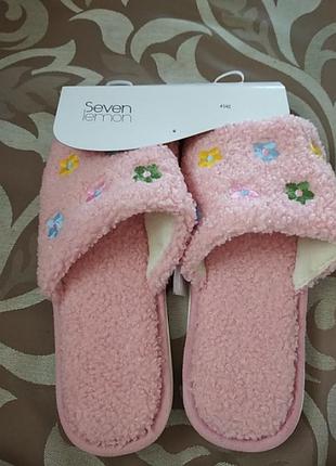 Комнатные тапочки.