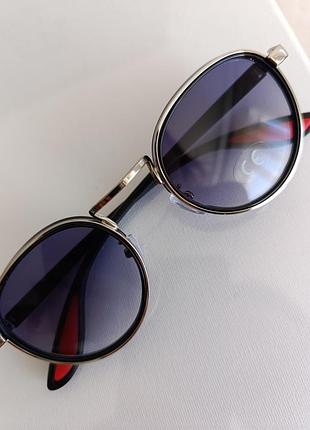 Очки солнцезащитные стильные