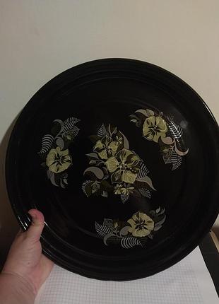 Шикарная большая эмалированая тарелка-таца с красивым рисунком, цветами.
