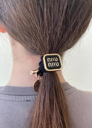 Чорна брендова резинка для волосся