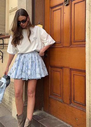 Костюм жіночий літній базовий молочний топ і коротка спідниця з квітковим принтом на високій посадці хустинка з квітковим принтом