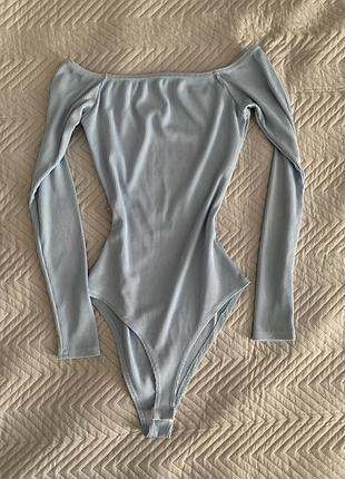 Блакитне боді з довгим рукавом, з опущеними плечима.