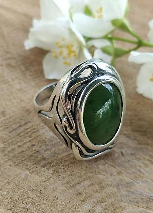 Серебряная кольца с нефритом