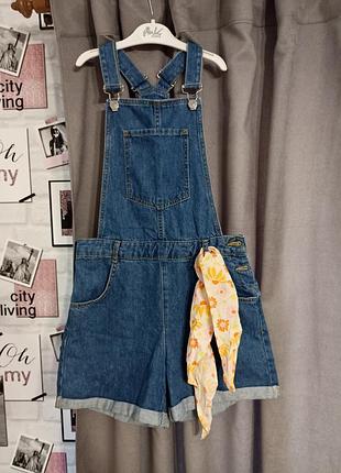 Стильний джинсовий комбінезон з косинкою